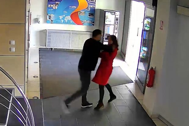 EXCLUSIV. Înregistrarea video cu momentul în care jurnalistul sportiv Marian Olaianos o agresează fizic, în incinta TVR, pe colega sa Nadine Vlădescu