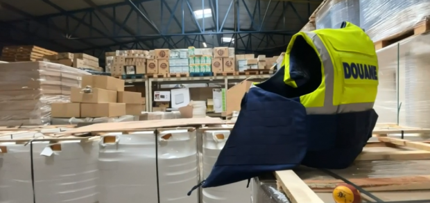 12 români și moldoveni au fost reținuți în Belgia, după o descindere într-o fabrică ilegală de țigări: „25 de camioane pentru a transporta toată marfa confiscată”