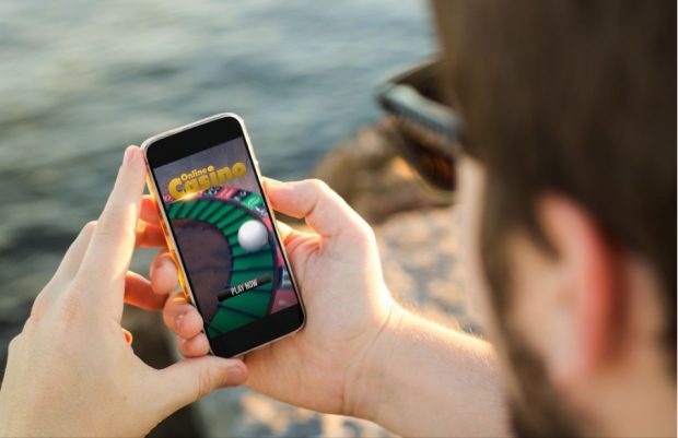 Cum compară și evaluează CasinoAlpha cazinourile online din România