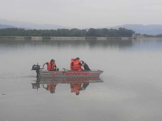Un tânăr căutat într-un baraj din Vâlcea de zece pompieri cu bărci cu sonar și de scafandri a fost găsit în fața blocului