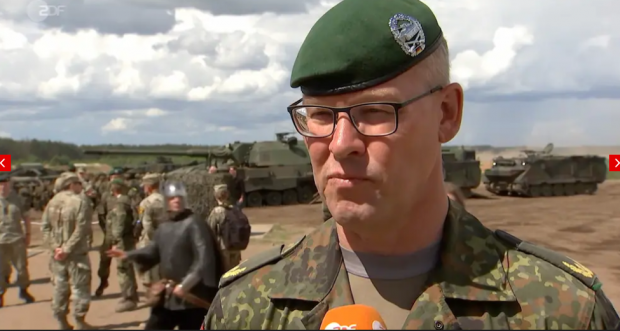 Apariție misterioasă în Lituania. Un bărbat în armură de cavaler medieval, prezent în timpul exerciților militare ale NATO