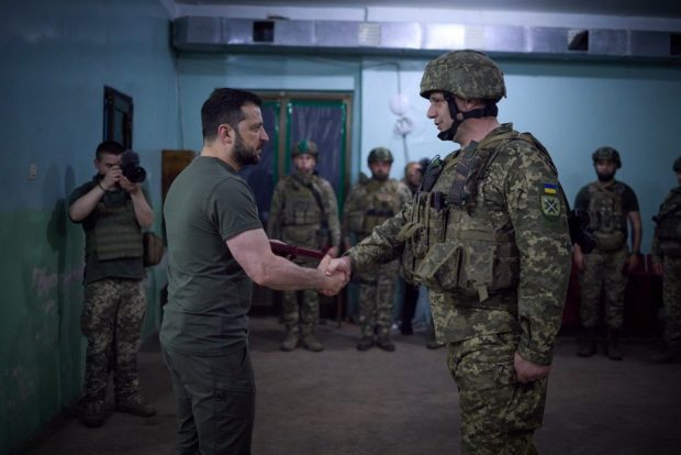 LIVETEXT Război în Ucraina, ziua 488 | Zelenski a vizitat soldații ucraineni din regiunea Donețk. Noi bombardamente la Nikopol