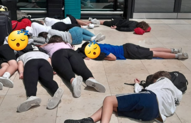Zeci de copii au dormit pe jos în aeroportul din Berlin, după ce zborul lor spre Spania a fost anulat: „Nu ne-au dat pături, mâncare, nimic. A fost un dezastru”