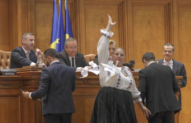 Diana Șoșoacă, scandal la ședința în care parlamentarii și-au votat eliminarea pensiilor speciale. A fluierat și a sunat din clopoțel