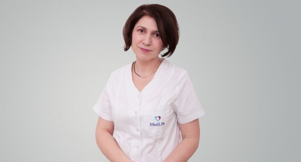 [Medici Buni] Dr. Oana Neagu, neurolog la MedLife Berceni: „Este extraordinar că un om te lasă să te apropii de el într-un timp atât de scurt, te lasă să-l examinezi, îți spune ce are pe suflet”