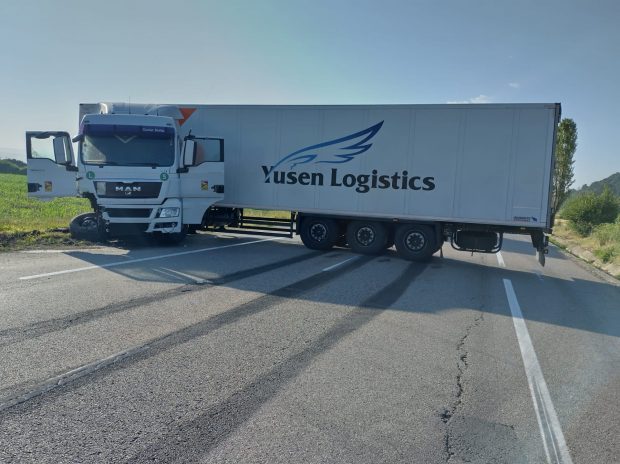 Trafic blocat pe DN2 în Bacău, după un accident între un autocamion și un taxi