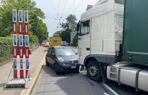 Un șofer român de TIR a intrat cu camionul în mașina unui bătrân de 79 de ani care fugea de polițiști, după ce făcuse două accidente, în Elveția