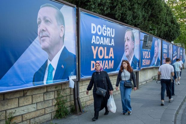 Un adolescent a fost arestat în Turcia pentru că a desenat „o mustață ca a lui Hitler” pe un afiș electoral cu Erdogan