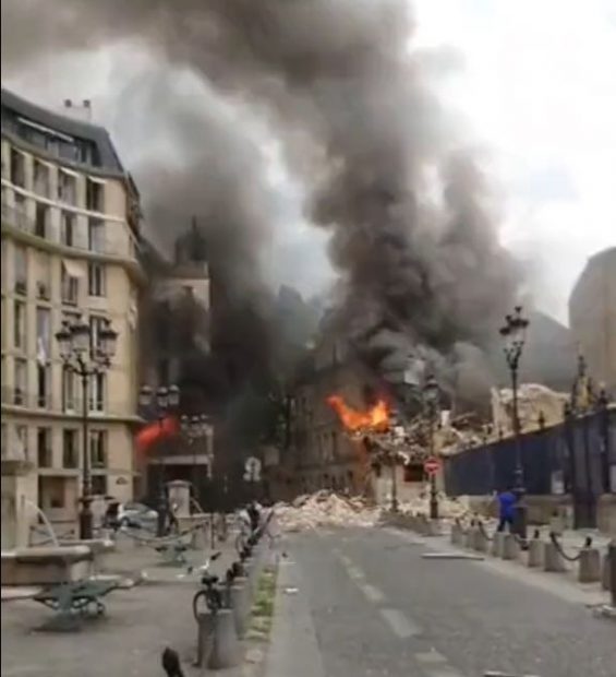 Explozie în centrul Parisului, urmată de un incendiu puternic. Mai multe clădiri au fost afectate. VIDEO