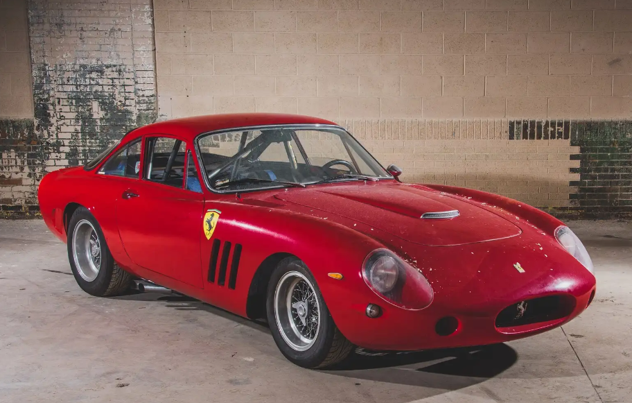 O colecție de mașini Ferrari ruginite a fost scoasă la licitație pentru 10 milioane de dolari. Comoara, găsită într-un depozit abandonat din SUA devastat de uragan