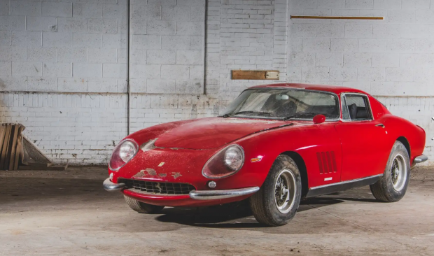 O colecție de mașini Ferrari ruginite a fost scoasă la licitație pentru 10 milioane de dolari. Comoara, găsită într-un depozit abandonat din SUA devastat de uragan