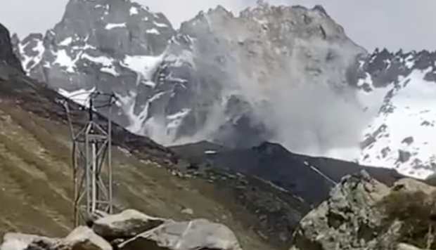 Momentul în care vârful unui munte aflat la granița dintre Austria și Elveția se prăbușește: „Din fericire, nu era nimeni în zonă”
