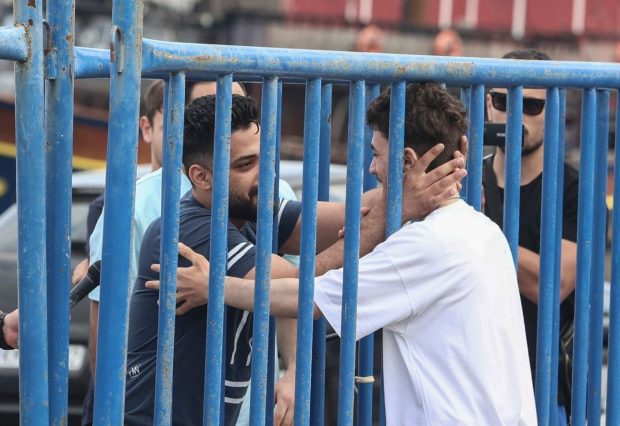 Revederea emoționantă a unui supraviețuitor al naufragiului din Grecia cu fratele său. Operațiunile de căutare continuă