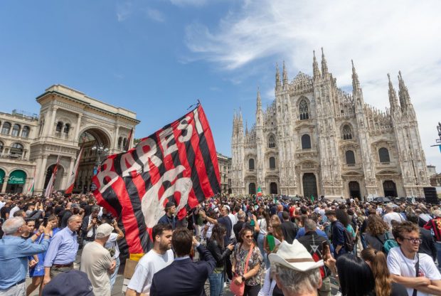 Funeralii grandioase pentru Berlusconi în Milano. Doliu național, aplauze de la mii de oameni, dar și critici de la politicienii stângii