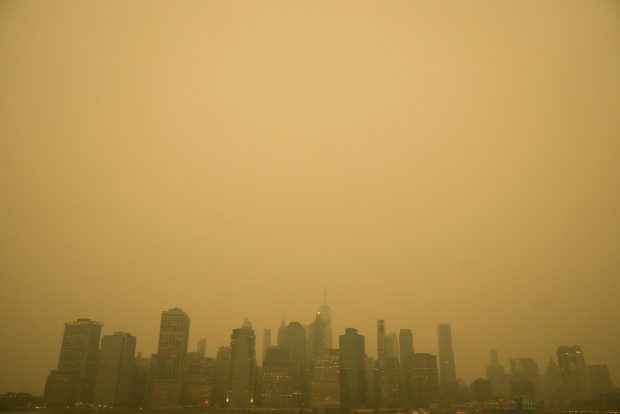 Fumul degajat de incendiile de vegetație din Canada ridică probleme de sănătate publică în New York