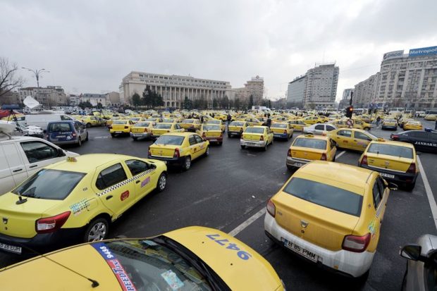 Protest al taximetriștilor în 30 de orașe din țară. Se cere eliminarea companiilor de transport alternativ