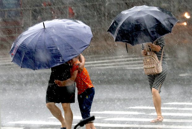 Noi coduri portocaliu și galben de ploi torențiale și vijelii, până marți. Zonele vizate de avertizările meteo
