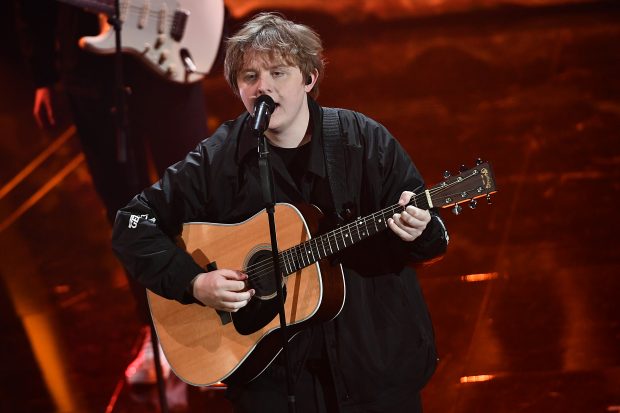 Lewis Capaldi și-a anulat turneele, din cauza problemelor de sănătate. Artistul suferă de „boala ticurilor”