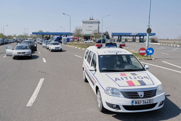 Migranți transportați în cuşti metalice sudate sub şasiul unei autoutilitare. Aceștia au plătit câte 3.000 de euro pentru a ajunge în Austria