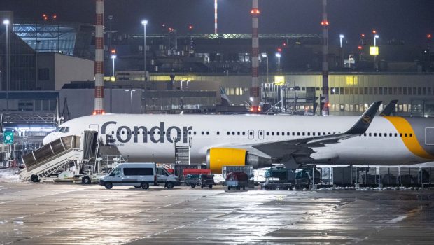 O bătaie între pasagerii dintr-un zbor de la Frankfurt în Dominicană a determinat o aterizare în Azore, unde cei doi au fost arestați. Coșmarul călătorilor a continuat
