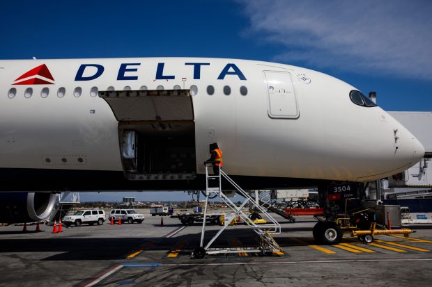 Tragedie pe un aeroport din Texas: un muncitor a murit aspirat de interiorul motorului pornit al unui avion