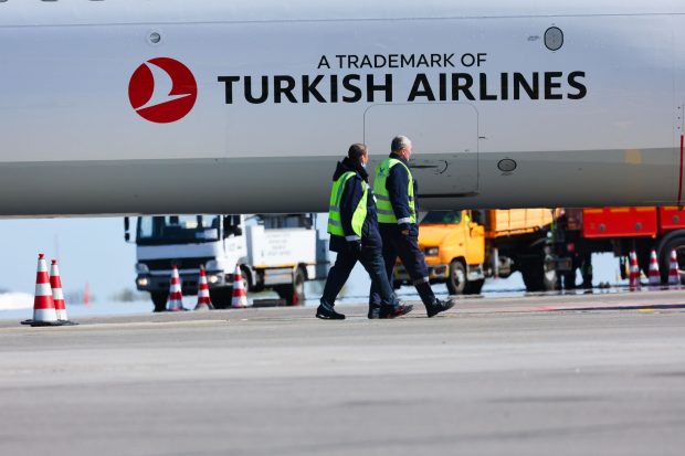 Un copil de 11 ani și-a pierdut cunoștința și a murit la bordul unui avion Turkish Airlines, care a aterizat de urgență la Budapesta