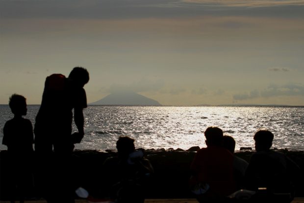Vulcanul indonezian Anak Krakatau a erupt. Fumul ajunge la aproximativ 3.000 de metri înălțime