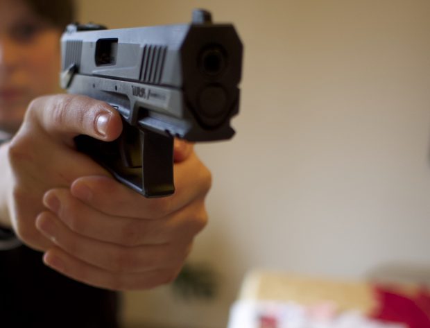 Un adolescent de 18 ani a fost împușcat cu un pistol de tip airsoft de un băiat de 15 ani, pe o stradă din Craiova
