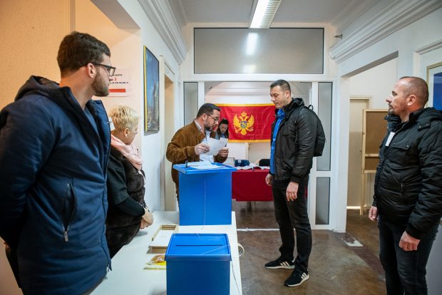 INVESTIGAȚIE JURNALISTICĂ: Țara unde, ca și în România, se angajează mii de oameni la stat, în vederea alegerilor