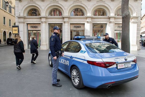 Un bărbat a fost arestat în Italia după ce i-a smuls cu dinții urechea unui trecător pentru că s-a uitat pe stradă după soția lui