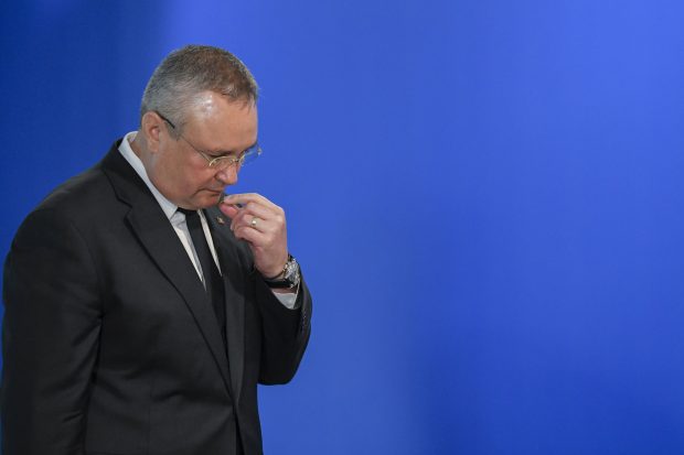 „Trădătorule! Ne bagi în război!”. Nicolae Ciucă, admonestat de către un bărbat în timp ce mergea, pe jos, alături de liderii PNL, spre sediul Guvernului
