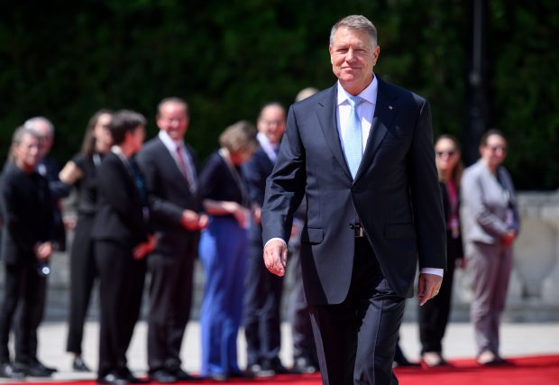 Ce a răspuns Iohannis la întrebarea Libertatea de ce nu face publice costurile deplasărilor cu avionul și al cazării în străinătate: Așa este legea!