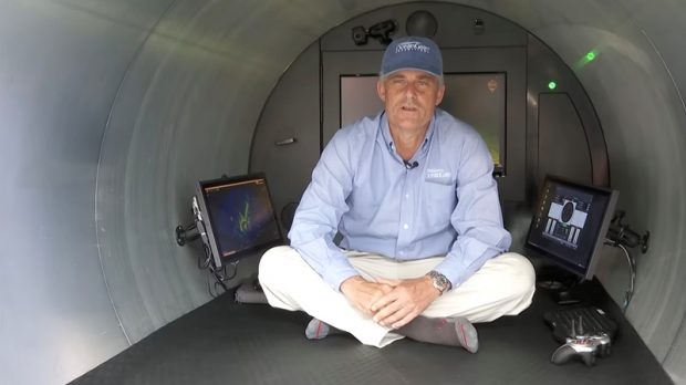 Cum arată interiorul submarinului dispărut. Pasagerii stau descălțați, cu picioarele încrucișate, iar toaleta e „cel mai bun scaun” – VIDEO