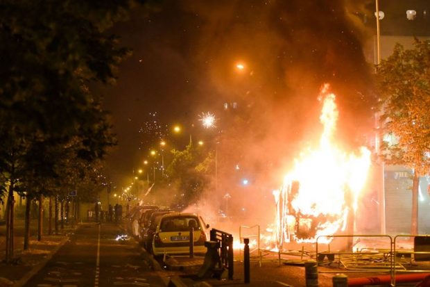 Violențe în suburbiile Parisului după ce un tânăr a fost împușcat mortal de un polițist