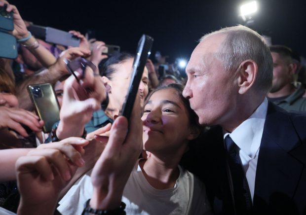 Kremlinul insistă că Putin se bucură de sprijinul „uimitor” al populației, după revolta Wagner. Imagini cu liderul rus înconjurat și aclamat de mulțime