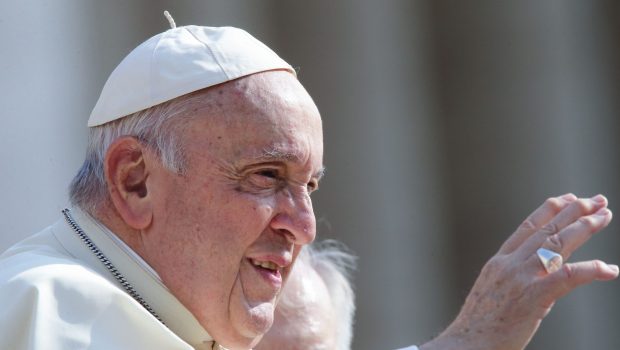 Rudele lui Julian Assange, primite în audiență de Papa Francisc. Aflat într-o închisoare britanică de 4 ani, fondatorul Wikileaks este aproape de a fi extrădat în SUA