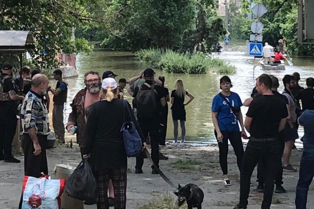 INTERVIU EXCLUSIV. Mărturie din Herson, după distrugerea barajului. „40 de oameni au urcat pe acoperiș, iar în jur pluteau cadavre. Rudele din Odesa spun că marea le-a adus canapele de la noi”