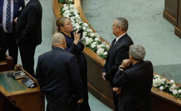 Nicolae Ciucă, noul președinte al Senatului, și-a făcut cruce după primul contact cu senatoarea Diana Șoșoacă. El nu a votat vreo lege de 600 de zile