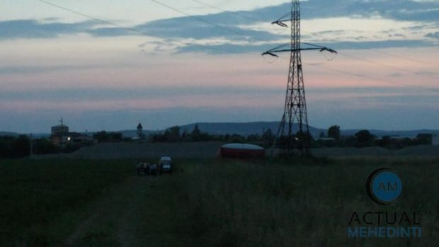 Un bărbat care a stat aproape o zi pe un stâlp de tensiune din Mehedinți a fost convins să coboare. A fost internat la psihiatrie