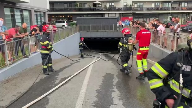 Zeci de persoane evacuate dintr-un bloc din Cluj-Napoca, după ce o mașină a luat foc în parcarea subterană