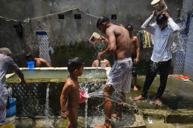 În jur de 100 de oameni au murit în două state din India, pe fondul unui val de căldură puternică