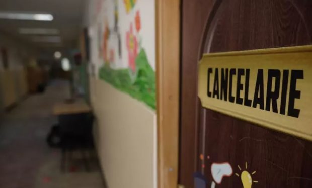 Ce mai cer profesorii aflați în grevă, pe lângă salarii. „Am fost aruncați în sistemul de învățământ să ne descurcăm singuri”