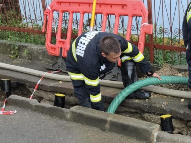Peste 3.000 de gospodării din Prahova, fără energie electrică în urma unei furtuni care a durat mai puţin de o oră