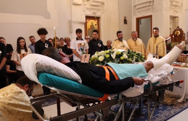 Un tată român care și-a văzut fiul murind a fost adus pe targă la înmormântarea băiatului lui de 20 de ani, în Italia