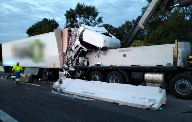 Fiul unui șofer român de TIR dormea în cabină când tatăl lui a murit strivit la volan, într-un accident cu 9 victime, în Italia