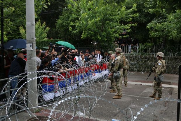 Eforturi pentru dezamorsarea crizei din Kosovo, în vreme ce NATO trimite mai mulți militari pentru a împiedica noi violențe