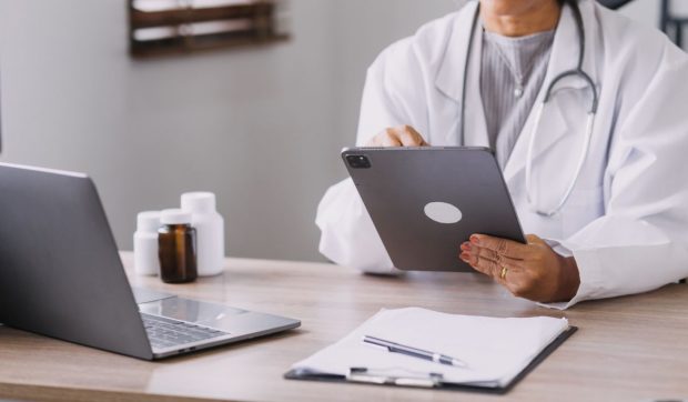 Ziarul Financiar: Cine „îşi mai permite” un doctor? O consultaţie la un medic bun a ajuns la 100 de euro