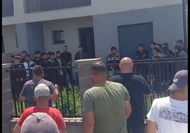 Un bărbat din Timiș plecat în străinătate, care și-a închiriat casa unei familii cu doi copii, a găsit locuința plină cu 30 de migranți