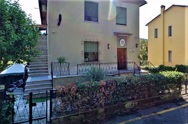 Un hoț surprins în timpul unui jaf a rupt-o la fugă, a sărit un gard și s-a trezit chiar în sediul poliției, în Italia