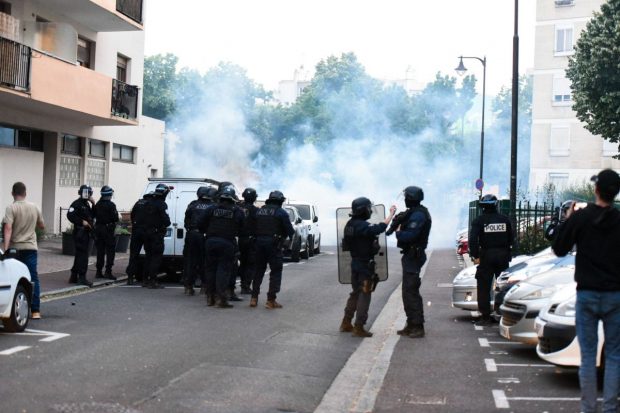 Cazul tânărului ucis de polițiști înfurie Franța. Macron spune că moartea „e impardonabilă”, dar cere calm. Mama tânărului vrea „un marș al revoltei”